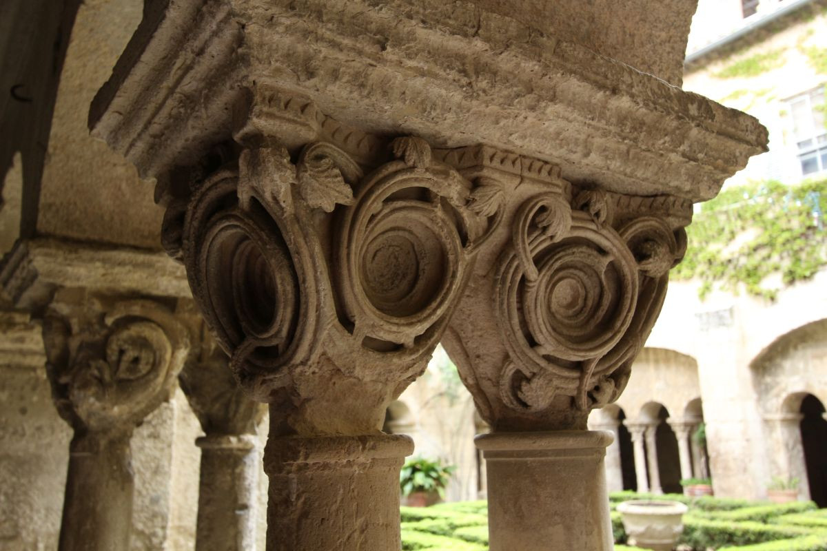 Chapiteaux en branches de vin dans le cloître de St. Paul de Mausole. Photo © André M. Winter