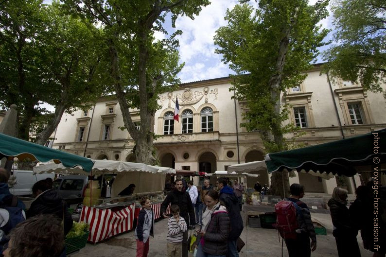 Le marché Saint-Rémy sur la place de la mairie. Photo © André M. Winter