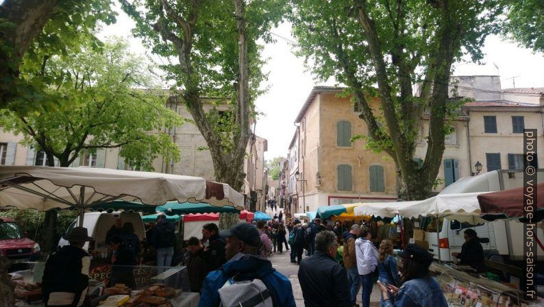 Le marché Saint-Rémy sur la place centrale. Photo © André M. Winter