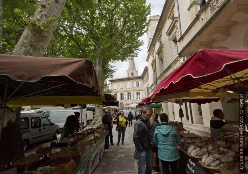 Stands près la mairie de St-Rémy. Photo © André M. Winter