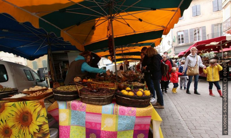 Stand d'olives sur le marché de Saint-Rémy. Photo © André M. Winter