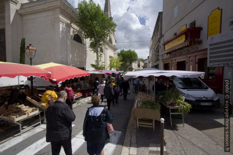 Le marché installé dans l'Avenue de la Résistance. Photo © André M. Winter