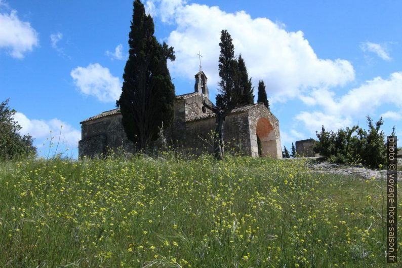 Chapelle Saint Sixte et les fleurs printanières. Photo © André M. Winter