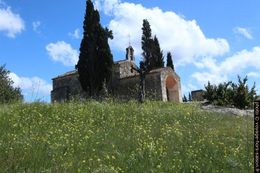 Chapelle Saint Sixte et les fleurs printanières. Photo © André M. Winter