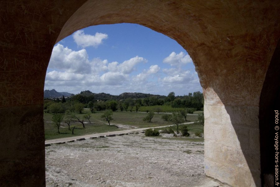 Vue du porche de la Chapelle St. Sixte sur Eygalières. Photo © André M. Winter