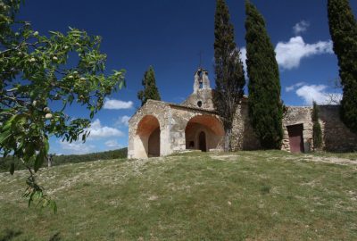 Un amandier et la chapelle St. Sixte. Photo © André M. Winter