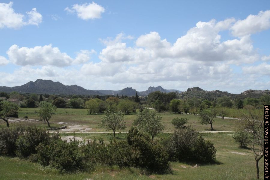Les Calans, Eygalières et la colline de la Baume Fernet. Photo © Alex Medwedeff
