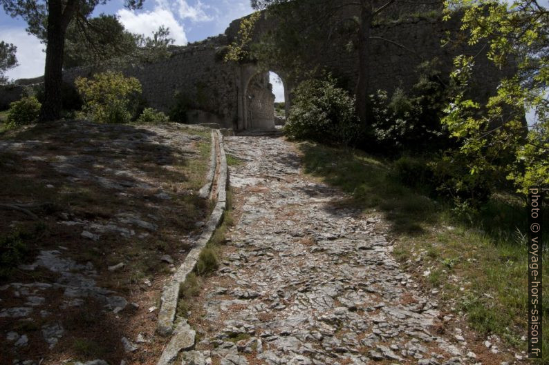 Montée au château d'Orgon. Photo © André M. Winter