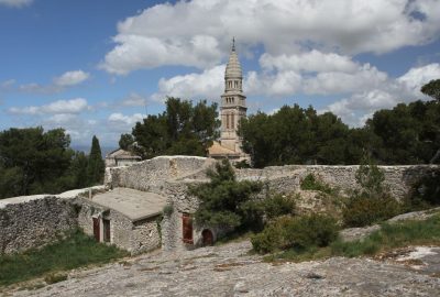 hapelle Notre-Dame de Beauregard vue du Château d'Orgon. Photo © Alex Medwedeff