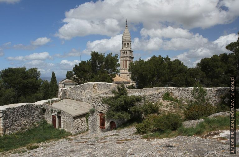 hapelle Notre-Dame de Beauregard vue du Château d'Orgon. Photo © Alex Medwedeff
