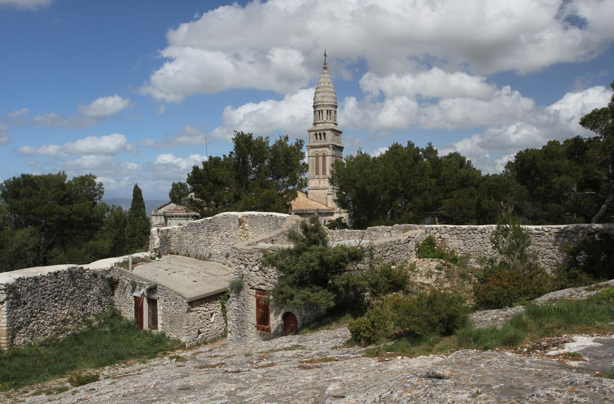 hapelle Notre-Dame de Beauregard vue du Château d'Orgon. Photo © Alex Medwedeff