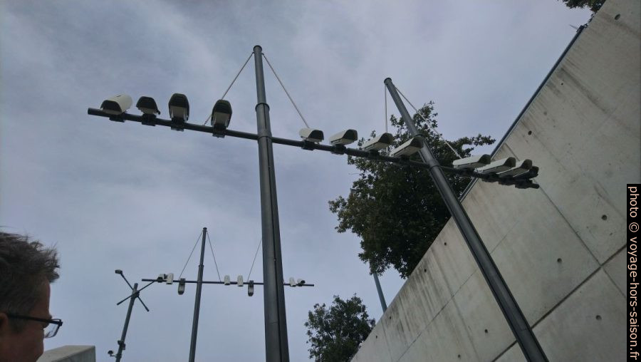 Orgie de caméras de surveillance à l'accès à la station de métro La Fourragère. Photo © André M. Winter