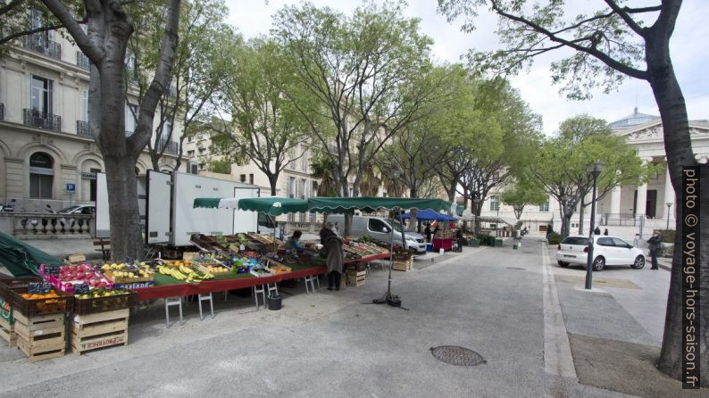 Les stands du marché de Monthyon. Photo © André M. Winter