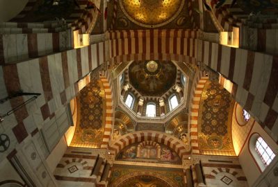 Polychromie du cœur et du dôme du transept de la Basilique Notre-Dame de la Garde. Photo © André M. Winter