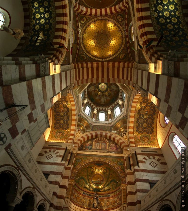 Polychromie du cœur et du dôme du transept de la Basilique Notre-Dame de la Garde. Photo © André M. Winter
