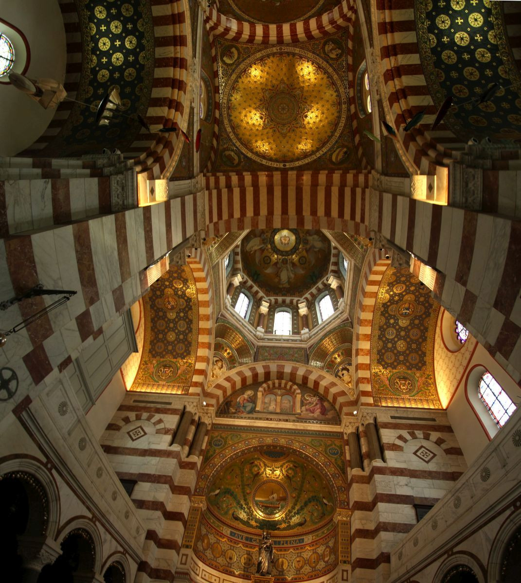 Polychromie du cœur et du dôme du transept de la Basilique Notre-Dame de la Garde. Photo © André M. Winter