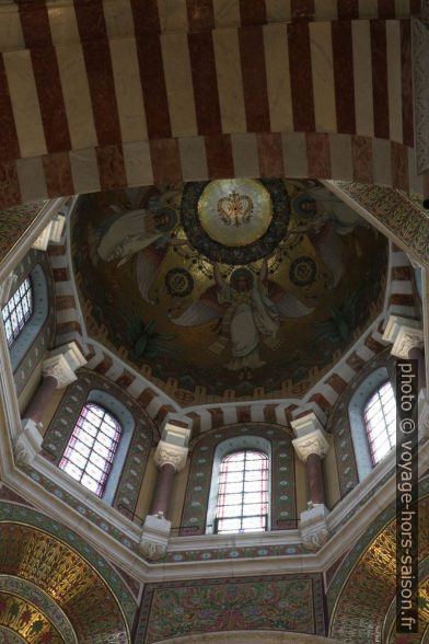 Décor polychrome du dôme du transept de la Basilique Notre-Dame de la Garde. Photo © Alex Medwedeff