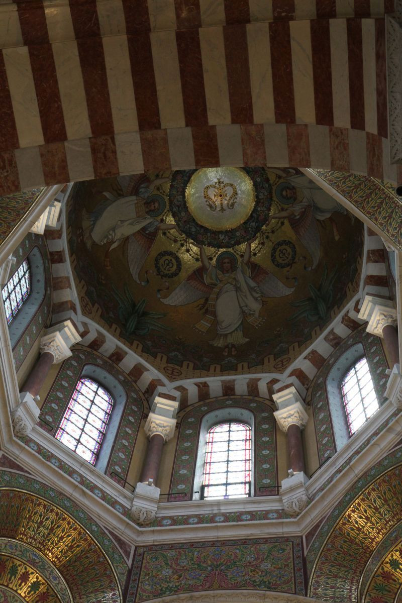 Décor polychrome du dôme du transept de la Basilique Notre-Dame de la Garde. Photo © Alex Medwedeff
