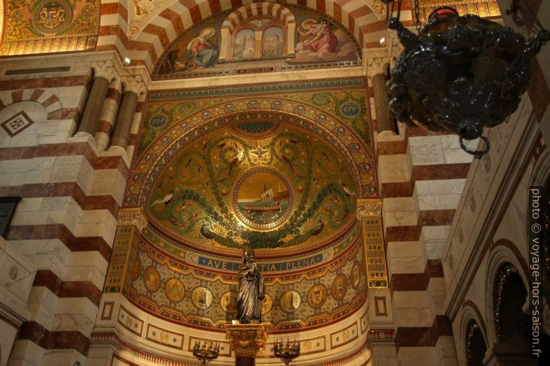 Décor polychrome du chœur de la Basilique Notre-Dame de la Garde. Photo © André M. Winter