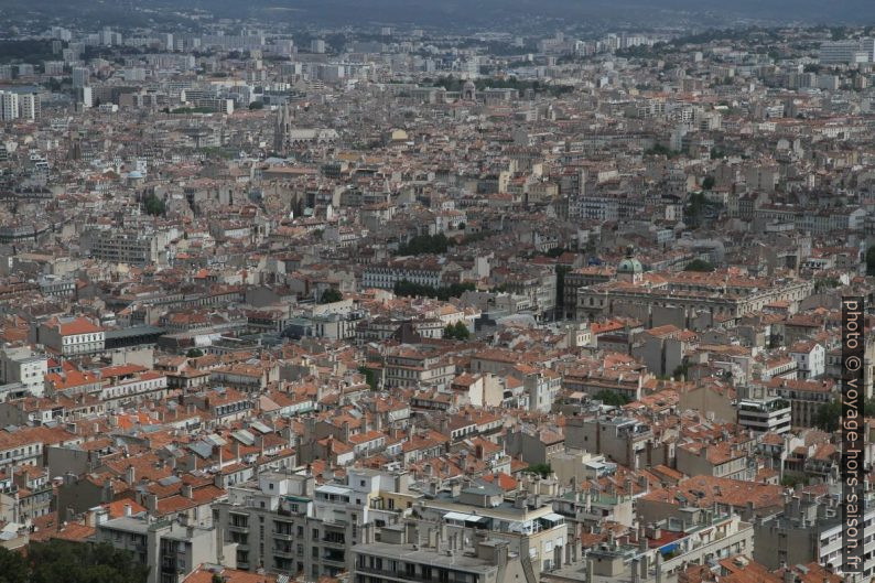 Vue par-dessus les toits de Marseille. Photo © Alex Medwedeff