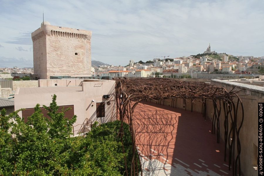 La tour du Roi René et la pergola organique du bâtiment du DRASSM. Photo © Alex Medwedeff