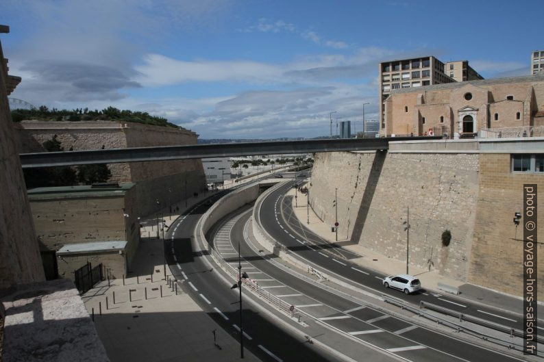 Avenue Vaudoyer et la passerelle du parvis St. Jean. Photo © Alex Medwedeff