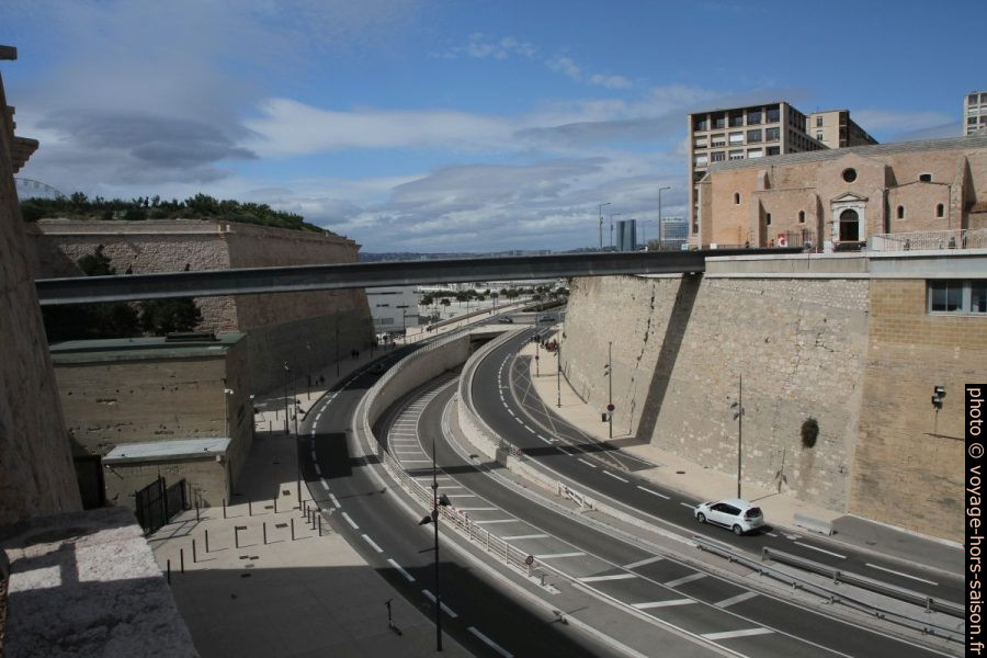 Avenue Vaudoyer et la passerelle du parvis St. Jean. Photo © Alex Medwedeff