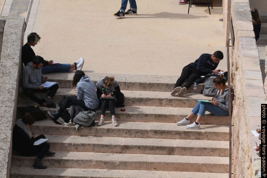 Des étudiants en arts dessinent dans le Fort St. Jean. Photo © André M. Winter