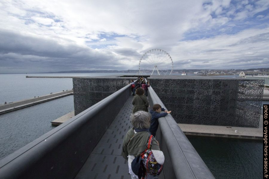 Sur la Passerelle du Fort St. Jean au MuCEM. Photo © André M. Winter