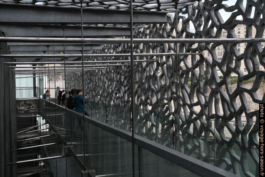 Couloir extérieur du bâtiment J4. Photo © Alex Medwedeff