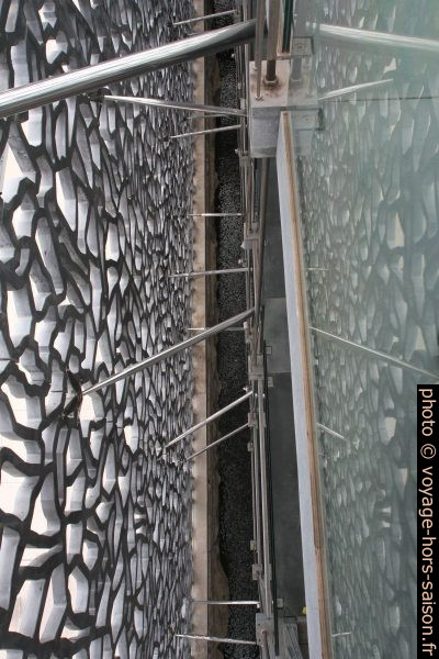 Tiges entre le bâtiment et l'enveloppe du J4. Photo © Alex Medwedeff