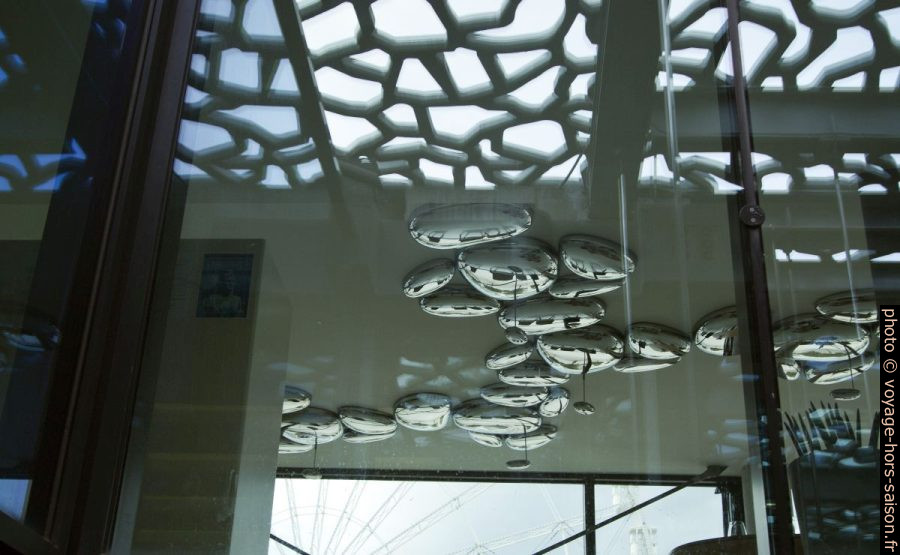Bulles de mercure au plafond d'un bureau du J4. Photo © André M. Winter