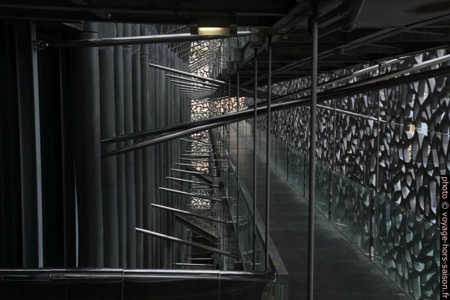 Tiges en inox entre le bâtiment et l'enveloppe du J4. Photo © Alex Medwedeff