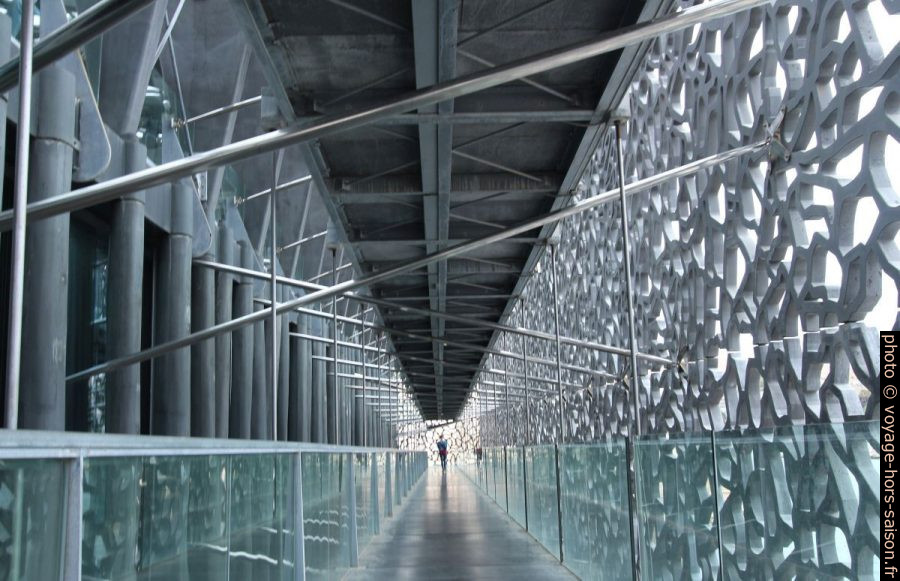 Un couloir entre le bâtiment et l'enveloppe du J4. Photo © André M. Winter