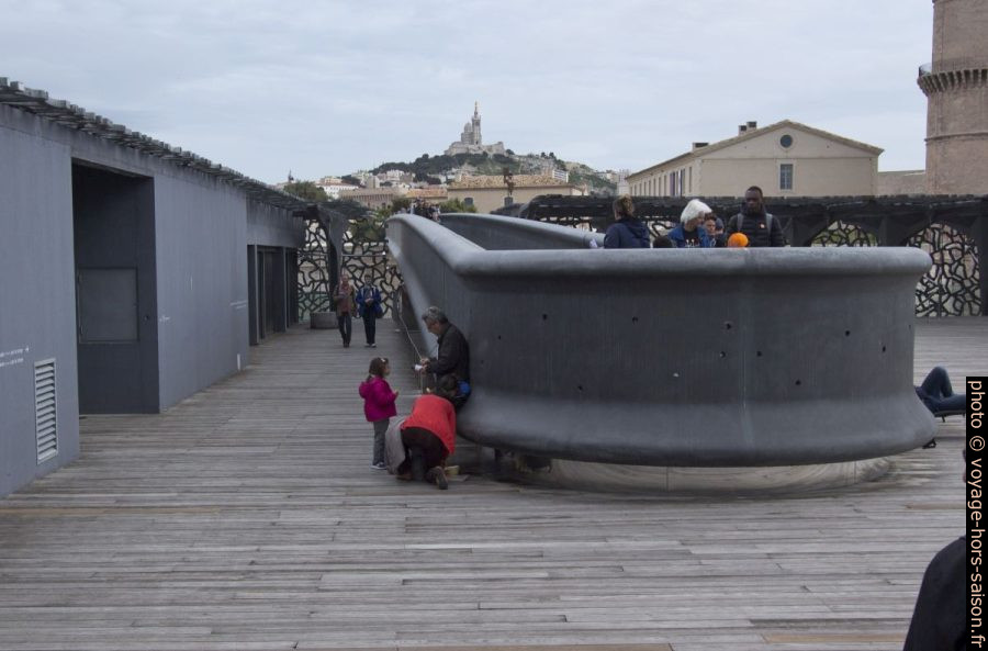 La passerelle du J4 et Notre Dame de la Garde. Photo © André M. Winter