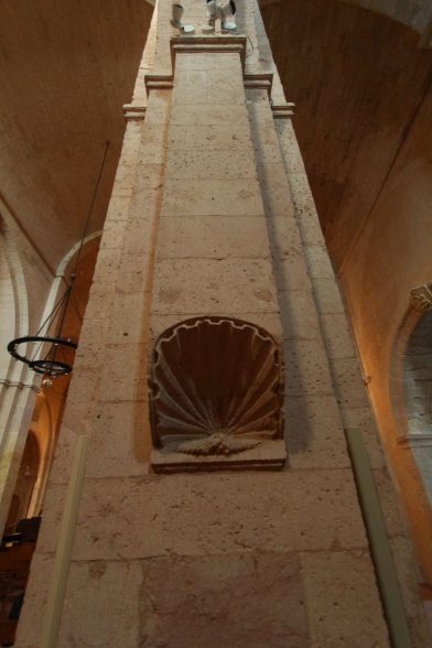 Coquille de St. Jacques sur un pilier de l'Église St. Laurent. Photo © André M. Winter