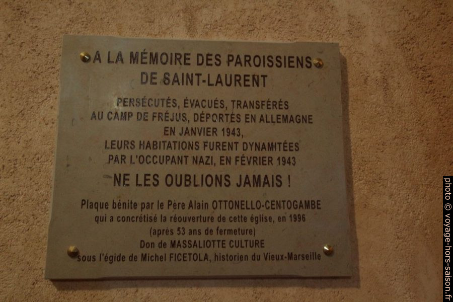 Plaque commémorative pour les habitants déportés en 1943 par les nazis. Photo © André M. Winter