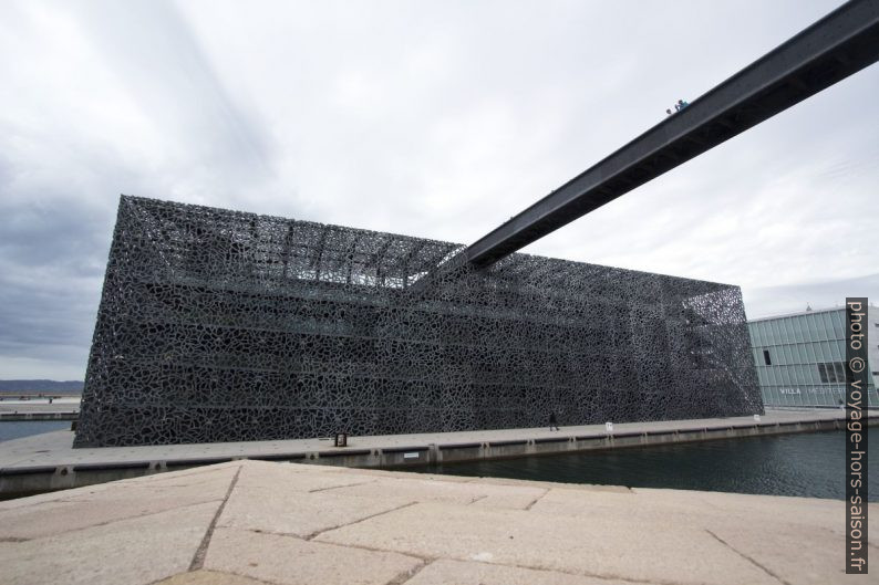 Le J4 et la passerelle du fort. Photo © André M. Winter