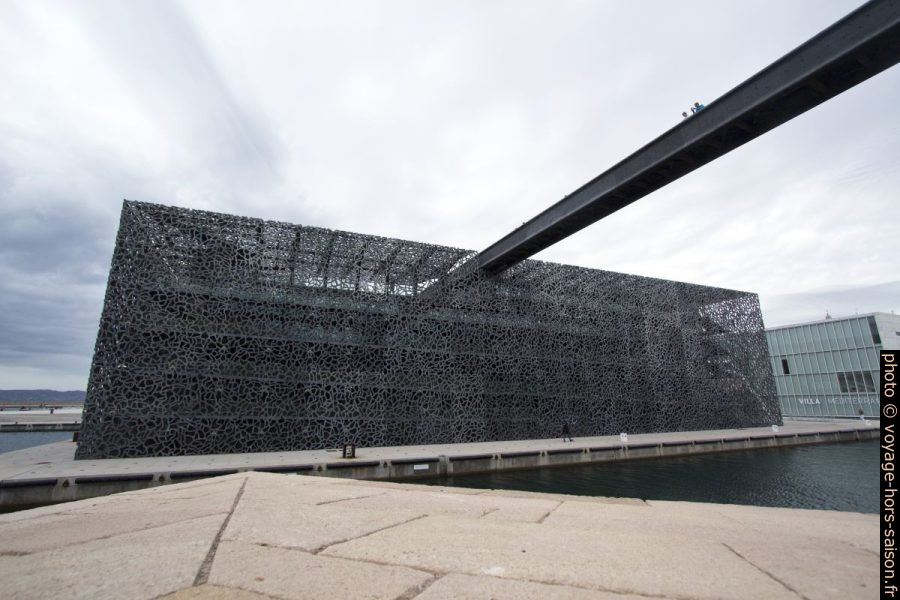 Le J4 et la passerelle du fort. Photo © André M. Winter