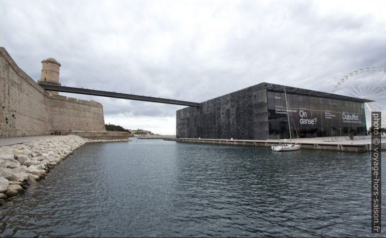 La Tour du fanal, la passerelle et le J4. Photo © André M. Winter