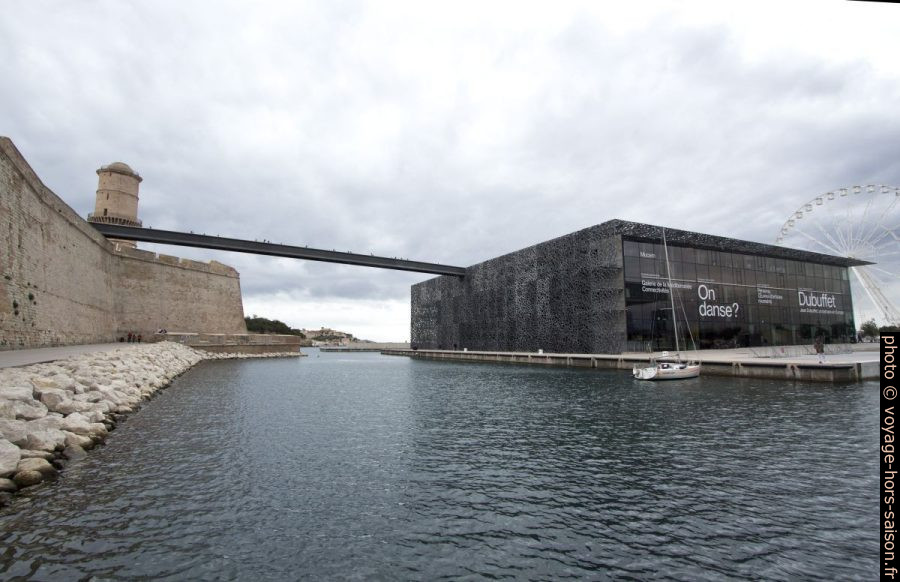 La Tour du fanal, la passerelle et le J4. Photo © André M. Winter