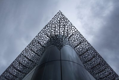 Vue sous l'avant-toit du J4 et son reflet dans le coin arrondi au nord. Photo © André M. Winter