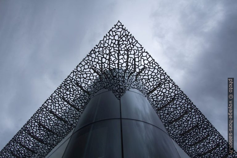 Vue sous l'avant-toit du J4 et son reflet dans le coin arrondi au nord. Photo © André M. Winter