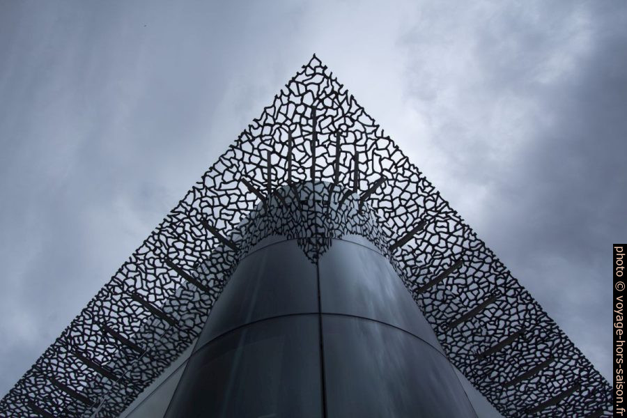 Vue sous l'avant-toit du J4 et son reflet dans le coin arrondi au nord. Photo © André M. Winter