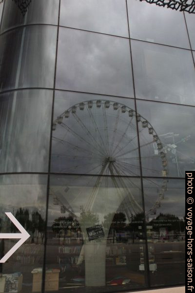 Reflet de la Grande Roue dans le vitrage du J4. Photo © Alex Medwedeff