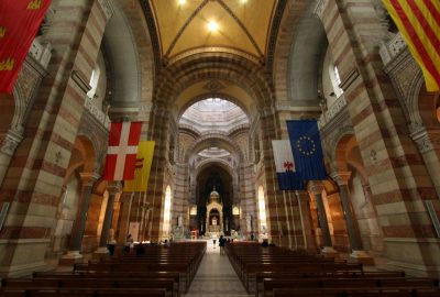 Drapeau européen et drapeaux de régions européennes dans la Cathédrale La Major. Photo © André M. Winter