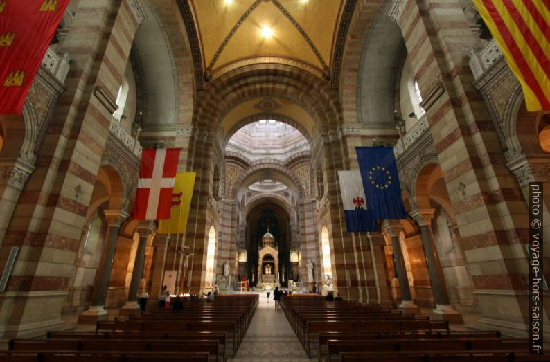 Drapeau européen et drapeaux de régions européennes dans la Cathédrale La Major. Photo © André M. Winter