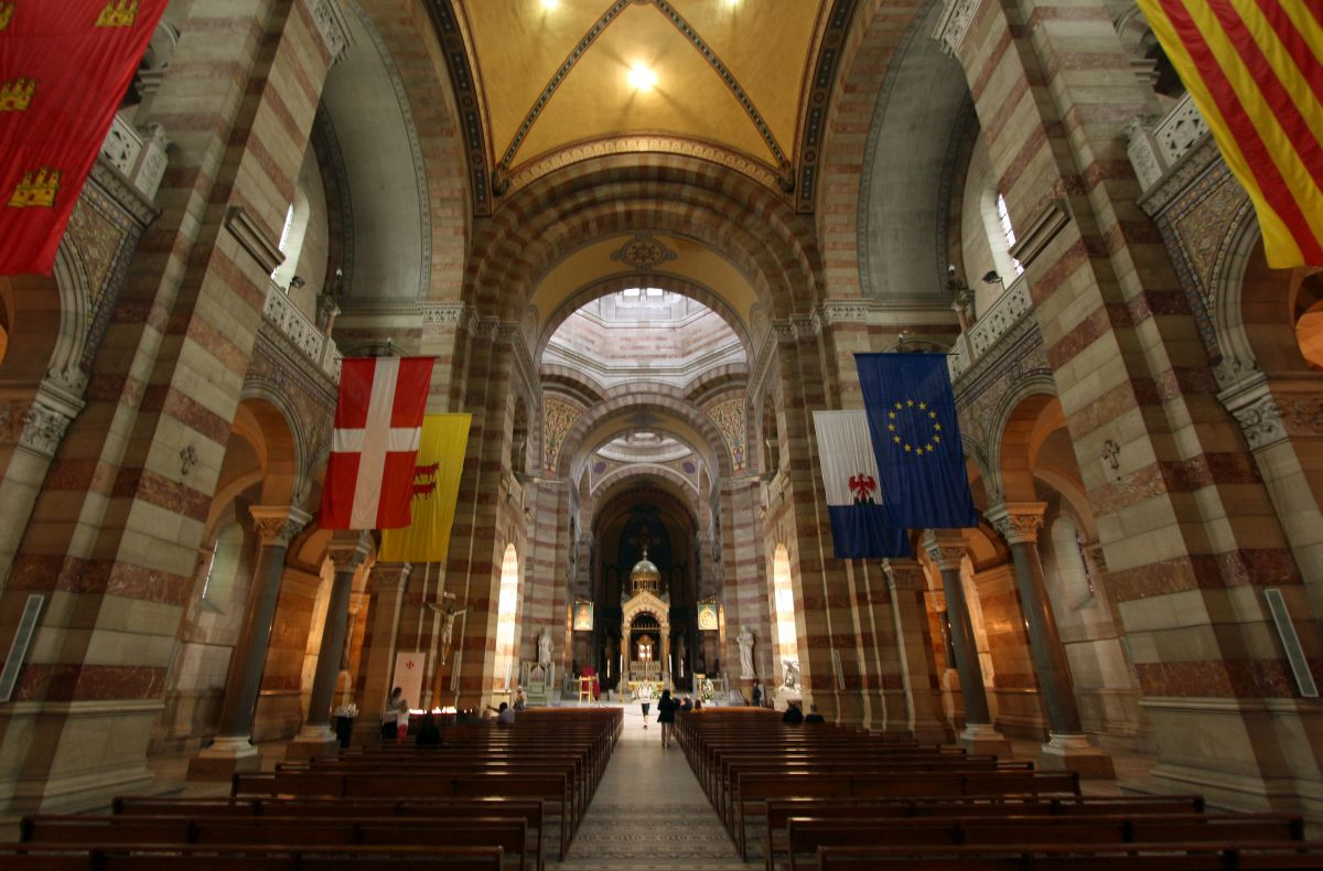 Drapeau européen et drapeaux de régions européennes dans la Cathédrale La Major. Photo © André M. Winter