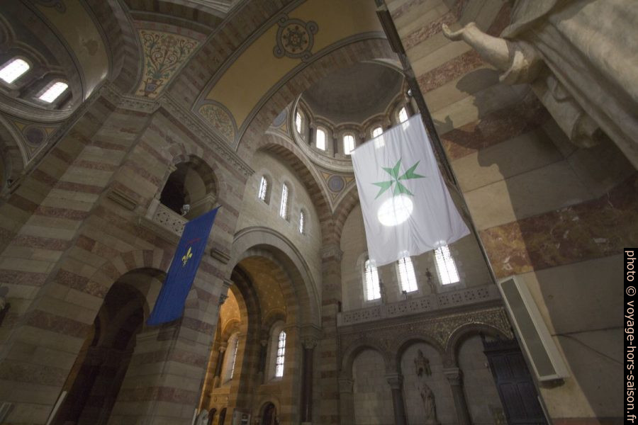 Drapeaux régionaux dans le transept de la Cathédrale la Major. Photo © André M. Winter