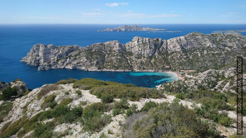 Calanque de Sormiou et l'Île de Riou. Photo © André M. Winter